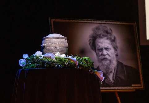 Atsisveikinimas su Andriumi Kulikausku Keistuolių teatro scenoje