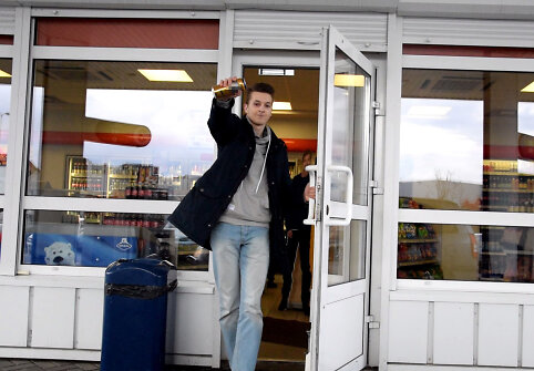 Eksperimento metu nepilnamečiai bandė nusipirkti alkoholinių gėrimų.