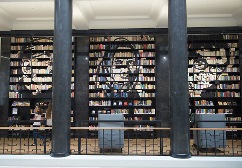Nacionalinėje bibliotekoje &ndash; nauja Jolitos Vaitkutės instaliacija &bdquo;Pabudę i&scaron; knygų&ldquo;