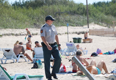 Policijos pareigūnai paplūdimyje