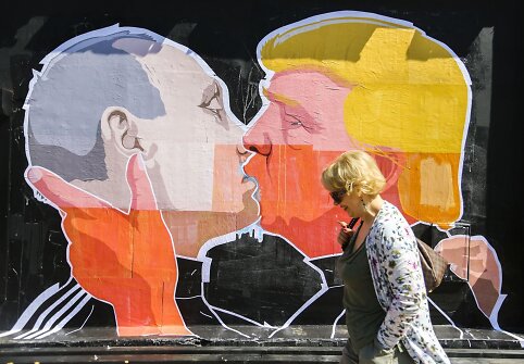 Grafitis su Donaldo Trumpo ir Vladimiro Putino bučiniu