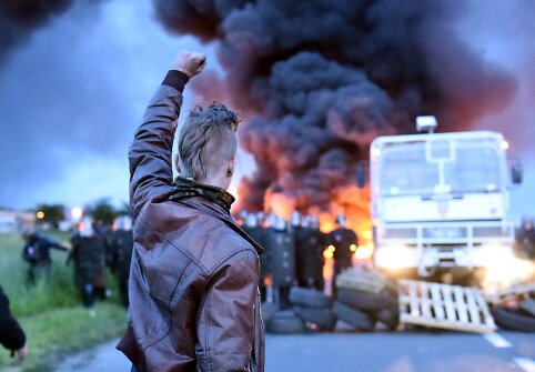Prancūzijos policija susirėmė su degalų saugyklą blokuojančiais protestuotojais
