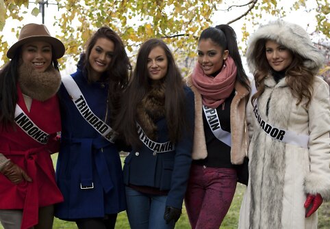 &bdquo;Mis Indonezija&ldquo; Whulandary Herman, &bdquo;Mis Trinidadas ir Tobagas&ldquo; Catherine Miller, &bdquo;Mis Lietuva&ldquo; Simona Burbaitė, &bdquo;Mis Ispanija&ldquo; Patricia Rodriguez ir &bdquo;Mis Ekvadoras&ldquo; Constanza Baez