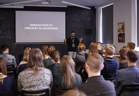 Jaunuosius talentus vertins bei patirtimi dalinsis reklamos pasaulio žvaigždė Andr&eacute; Toledo