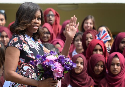 Michelle Obama susitiko su Londono mokinėmis
