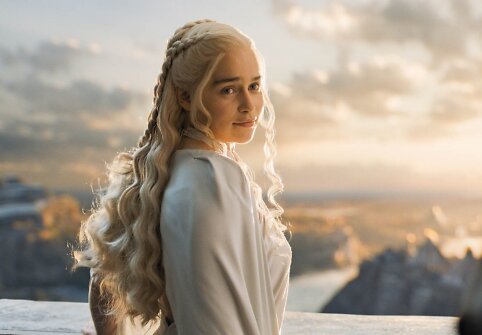 Emilia Clarke seriale &bdquo;Sostų karai&ldquo;