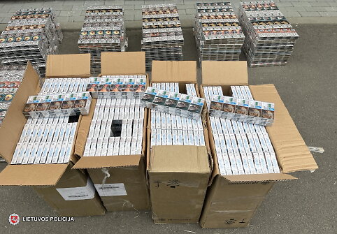 Policijos pareigūnai automobilyje aptiko kontrabandinių cigarečių slėptuvę
