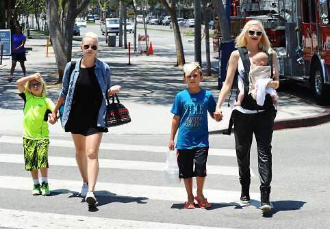 Gwen Stefani su sūnumis ir jų aukle Mindy Mann