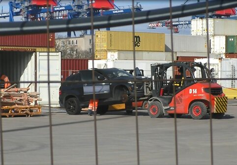 audotų automobilių importu į Lietuvą bei jų prekyba užsiimanti bendrininkų grupė įtariama i&scaron;vengusi daugiau nei 3 mln. mokesčių.