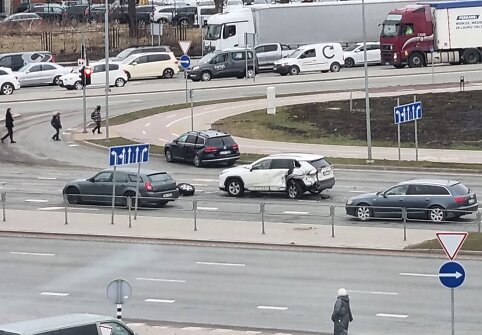 Liudininkų teigimu, dar prie&scaron; susidūrimą automobiliui &bdquo;Volvo&ldquo; nusimovė priekinis ratas. 