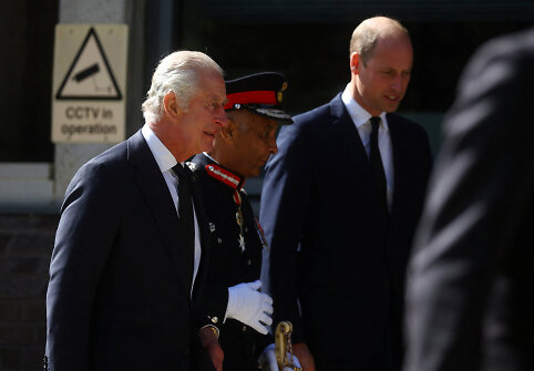 Laukiančiuosius eilėje prie Elizabeth II karsto aplankė karalius Charlesas III ir princas Williamas