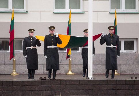 Vėliavų pakėlimo ceremonija prie prezidentūros.