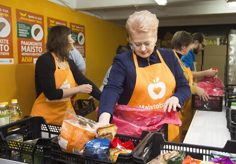 Prezidentė Dalia Grybauskaitė „Maisto banko“ sandėlyje davė startą „Maisto banko“ akcijai