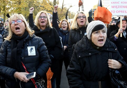 Per Lenkiją ritasi nauja protestų banga dėl planų suvaržyti moterų teisę nutraukti nė&scaron;tumą