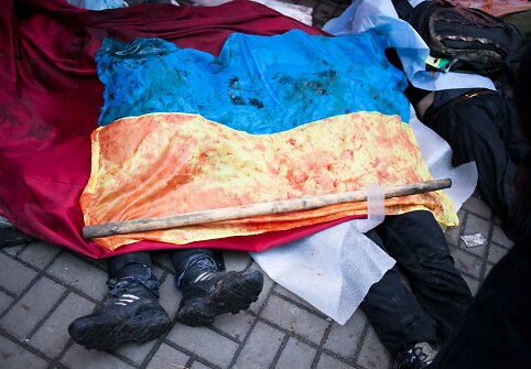 Kruvina Ukrainos vėliava ant žuvusių protestuotojų 