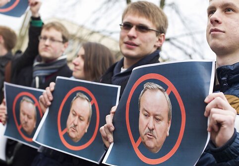 Jaunieji konservatoriai prie Seimo reikalavo versti Bronių Bradauską.