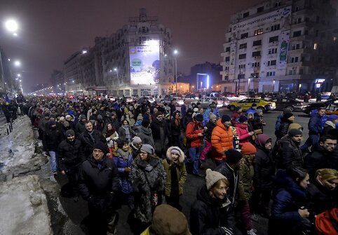 Rumunijoje tūkstančiai žmonių protestavo prie&scaron; amnestiją korumpuotiems politikams