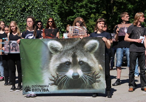 Didžiausia Baltijos &scaron;alių demonstracija prie&scaron; kailinių žvėrelių fermas