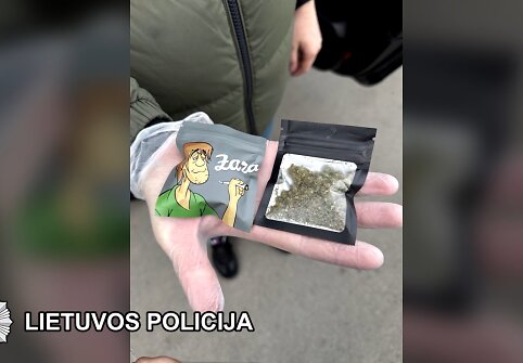 Klaipėdos teisėsaugininkai su įkalčiais sulaikė jaunuolį įtariamą platinusį narkotines medžiagas