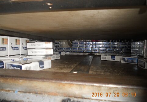 Mikroautobuse slėpta cigarečių kontrabanda
