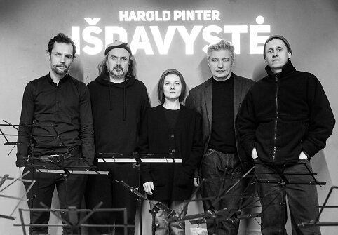 Oskaro Kor&scaron;unovo teatras metus užbaigia Haroldo Pinterio &bdquo;I&scaron;davyste&ldquo;