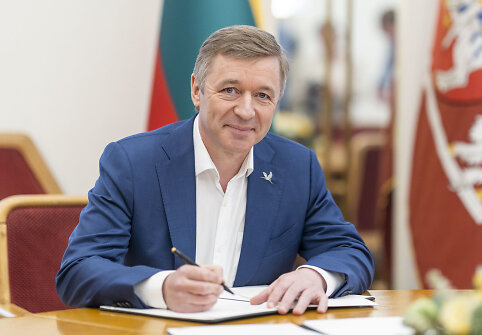 Ramūnas Karbauskis pasira&scaron;ė valdančiųjų parengtą susitarimą &bdquo;Dėl Lietuvos nacionalinio saugumo artimiausio laikotarpio sustiprinimo&ldquo;