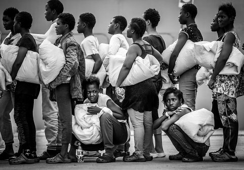 Augusta uoste (Sicilija) i&scaron; laivo i&scaron;laipinami Viduržemio jūroje i&scaron;gelbėti migrantai