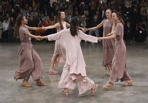 &bdquo;Issey Miyake&ldquo; 2020 m. pavasario ir vasaros kolekcijos modeliai