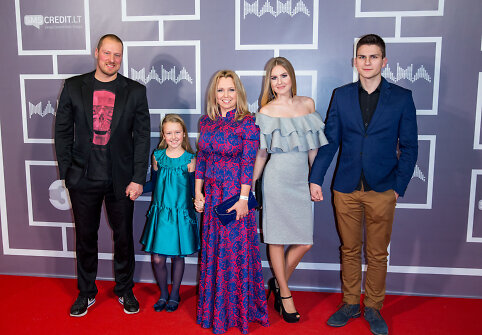 Violeta ir Vilius Tarasovai su dukromis Gabriele, ir Elinga su &scaron;irdies draugu Pauliumi Girčiu