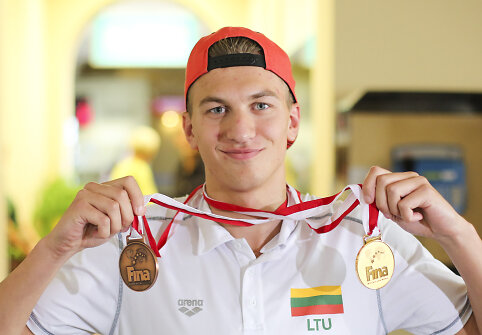 Į Vilnių grįžo pasaulio jaunimo plaukimo čempionas Andrius &Scaron;idlauskas