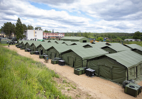 Pabaigtas įrengti palapinių miestelis nelegaliems migrantams