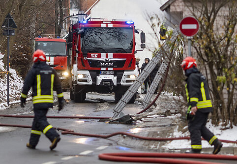 Ugniagesiai nuskubėjo gesinti Vilniaus Užupyje užsiliepsnojusio medinio namo
