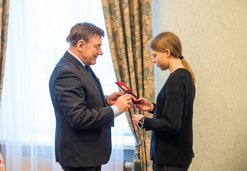 VDU rektorius J.Augutis gimnazistei M.Jankutei įteikia medalį