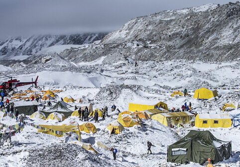 Bazinė alpinistų stovykla Nepale po sniego lavinos, sukeltos žemės drebėjimo