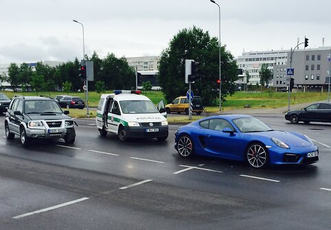 Sekmadienį Vilniuje į avariją pateko prabangus naujutėlis automobilis &bdquo;Porsche&ldquo;