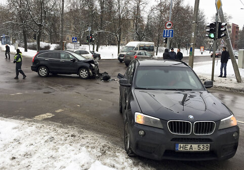 Vilniuje susidūrė „Honda“ ir BMW