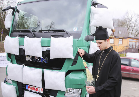 Vežėjų protesto akcija prie Petro ir Povilo bažnyčios &ndash; kunigas &scaron;ventino vilkikus