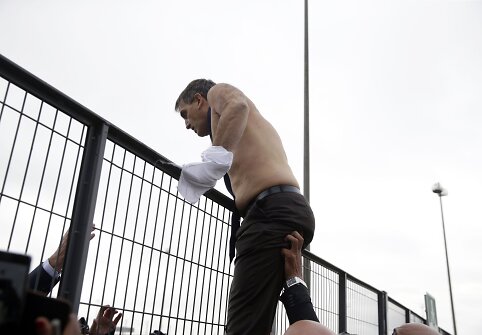 „Air France“ žmogiškųjų išteklių vadovas Xavieras Broseta išrengtas iki pusės