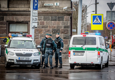 Vilniaus geležinkelio stotyje rastą įtartiną krepšį patikrino „Aro“ išminuotojai