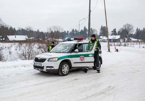 Policija konfiskuoja bėglio automobilį