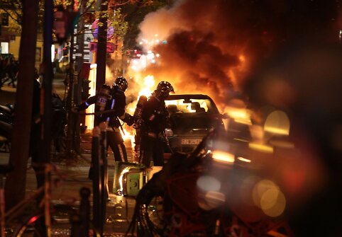 Paryžiuje tęsiasi demonstrantų ir policijos susirėmimai