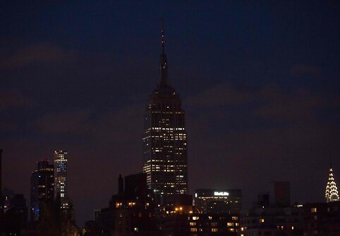 Dangoraižis &bdquo;Empire State Building&ldquo; Niujorke sekmadienį vakare aukų atminimui užtemo