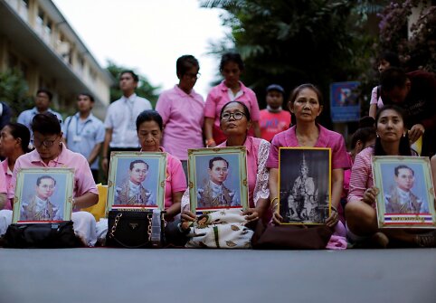 Tailandiečiai gedi po ilgos ligos mirusio mylimo monarcho Bhumibolo Adulyadejo