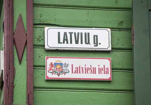 Latvijos nepriklausomybės dieną vilniečiai Latvių gatvę papuo&scaron;ė užra&scaron;u &ndash; Latvie&scaron;u iela