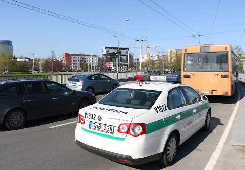 Autobusas ir „Ford Focus“ susidūrė Pedagoginio žiede