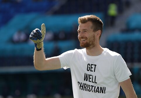 Suomijos vartininkas Luka&scaron;as Hradecky siunčia linkėjimus Christianui Eriksenui