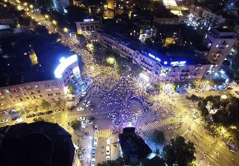 Jerevane protestuotojai nepaklūsta policijos reikalavimams išsiskirstyti po įtemptos nakties
