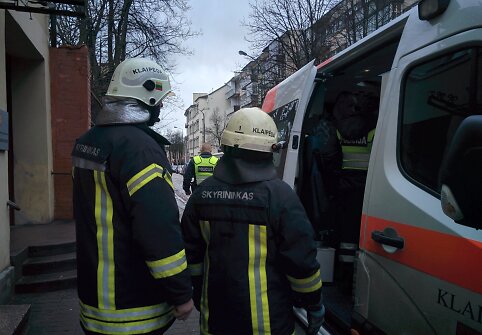 Į įvykio vietą atskubėjo medikai, ugniagesiai ir policija.