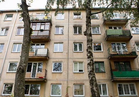Į Birži&scaron;kių gatvėje griūvantį namą gyventojai vis dar grįžti negali