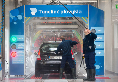 Sostinės Savanorių pr. atidaryta tunelinė automobilių plovykla